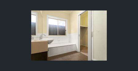 Bright and Spacious Family Home in Prime Location - Photo 4