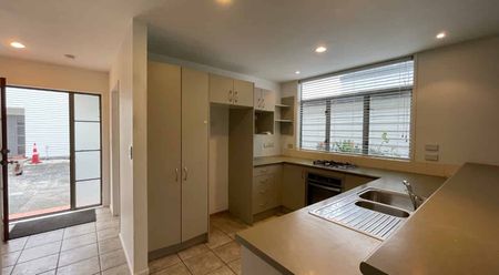 Trendy Townhouse Haven - Photo 4