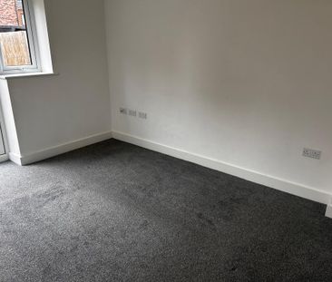 2 bedroom end of terrace house to rent - Photo 2