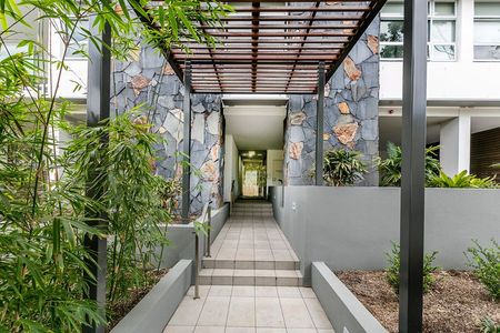 Deposit Paid $985 pw - Luxury, Style, Lakeside Living - Photo 4