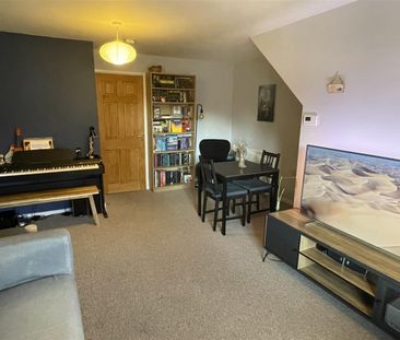 Millbank, Cam - Photo 1