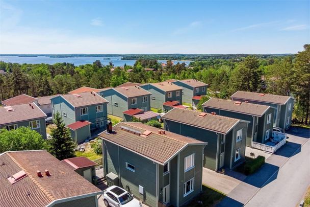 Fin villa med två parkeringar på uppfarten i vackert område - Foto 1