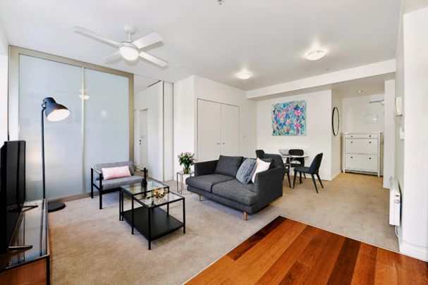 Fantastic 1-bedroom apartment near RMIT University - Photo 1