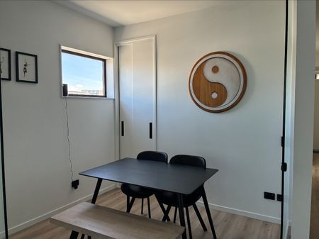 Step out to Victoria Park and the Viaduct. - Photo 4