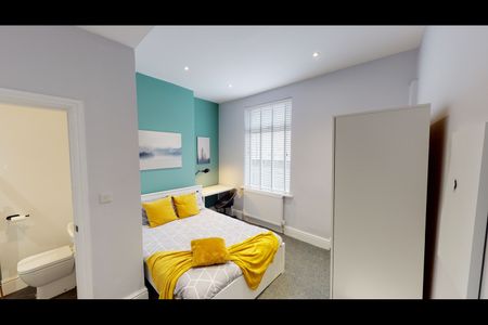 Room in a Shared House, Strawberry Road, M6 - Photo 4