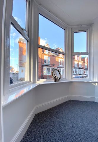 2 Bedroom End Terraced House - Photo 2