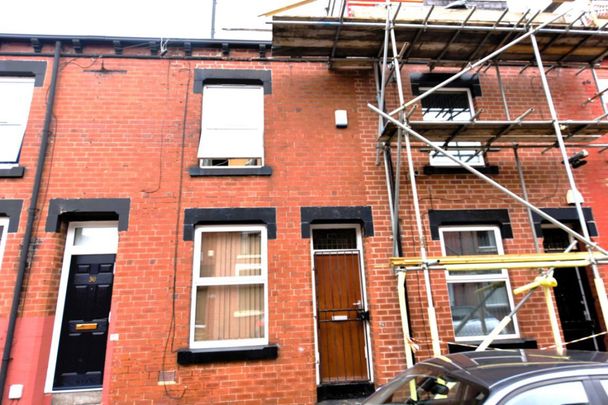 4 bedroom House in Hyde Park, Leeds - Photo 1