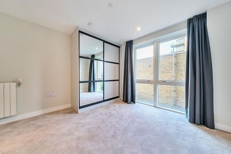 3 bedroom flat to rent - Photo 4