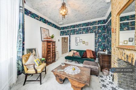 1 bedroom in a flat share to rent - Photo 2