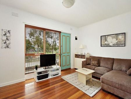 FANTASTIC ONE BEDROOM IN A GREAT LOCATION - Photo 2