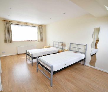 4 bedroom semi-detached house to rent - Photo 3