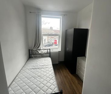 Room in a Shared House, Essex Road, IG11 - Photo 2