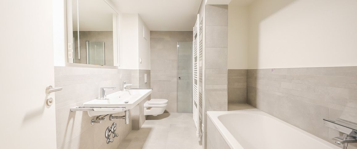 Charmante Maisonette mit zwei Bädern, lichtdurchfluteten Räumen & moderner Einbauküche - Photo 1