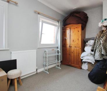 A wonderful opportunity to rent this 3-bed, semi detached property ... - Photo 2