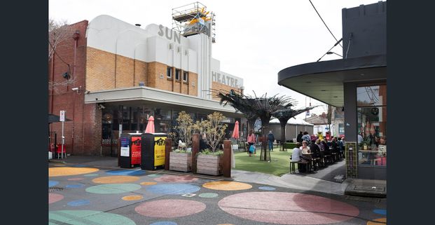 Oversized 2 Bedroom leafy house in Yarraville! - Photo 1