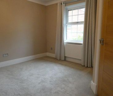 2 bedroom mews to rent - Photo 5