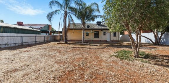 Three Bedroom Home Monthly Garden Maintenance - Pet friendly - Photo 2