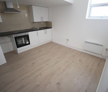 Lees Parade, Uxbridge Road, UB10 - Photo 2