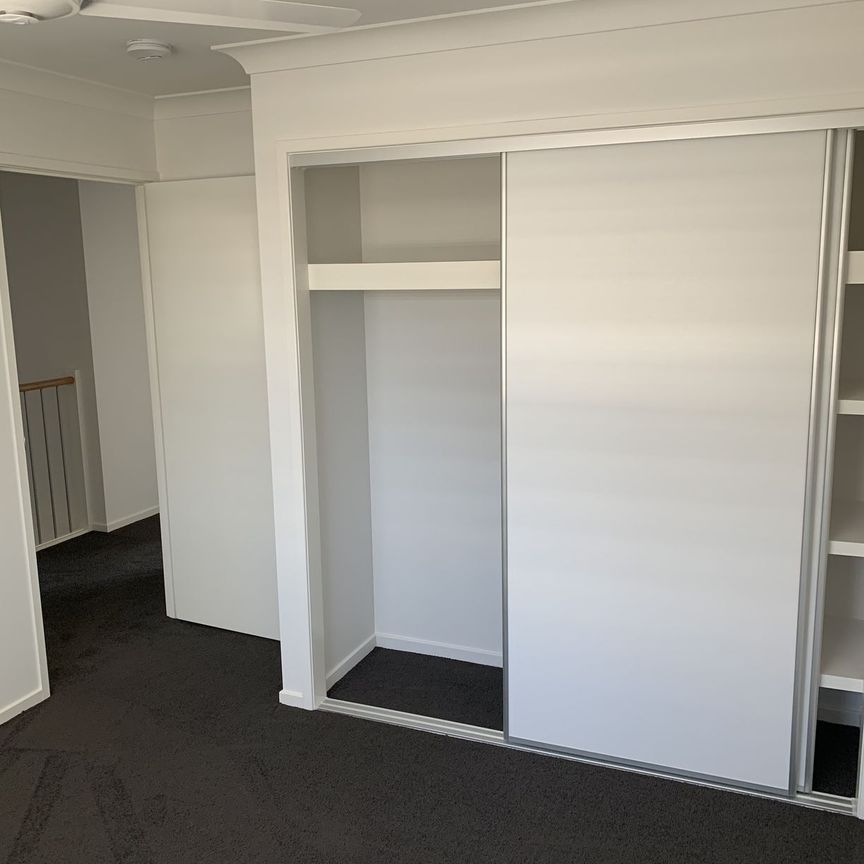 WELL APPOINTED MODERN TOWN HOUSE AVAILABLE 14/02/2026 - Photo 1