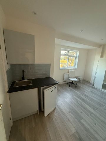 Studio Flat, Woodmansterne Road, SW16 - Photo 3