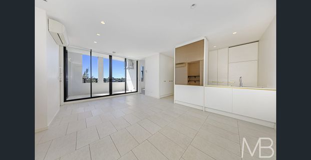 BRIGHT EXECUTIVE APARTMENT IN PRIME RIVERSIDE LOCATION - Photo 1