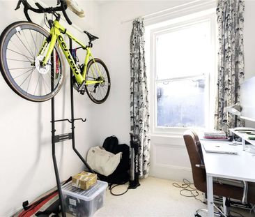 A bright two bedroom apartment set on the first floor of this perio... - Photo 2