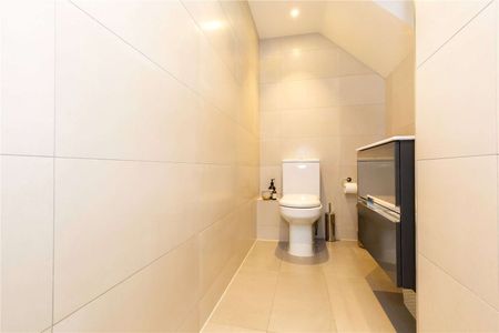 Stunning one bedroom split level apartment set within a striking church conversion in the heart of Angel. - Photo 5