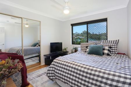 STUNNING MODERN HOME IN ASHMORE - Photo 2