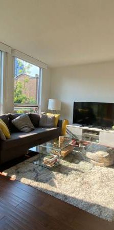 Sunny 1Bed+Den FURNISHED Downtown apartment - Photo 1