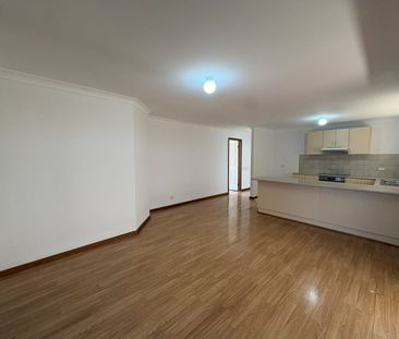 Spacious 4-Bedroom Family Home in Prime Location - Photo 1