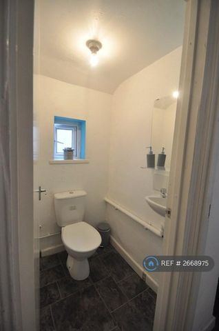 1 bedroom in a house share to rent - Photo 5