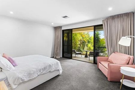 Helensvale - Photo 4