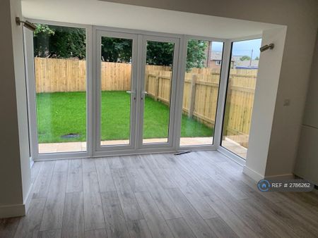 3 bedroom end of terrace house to rent - Photo 2