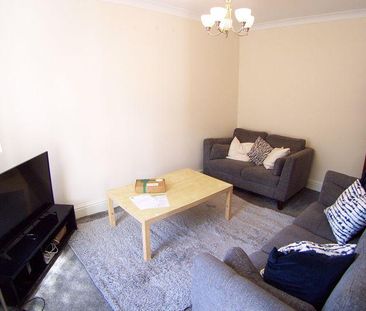 1 bedroom in a flat share to rent - Photo 2