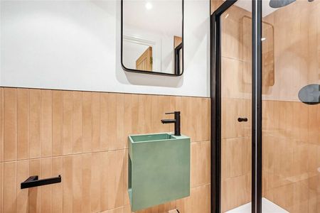 Spacious 3 bedroom mews house, in an incredibly central location just off Harley Street. - Photo 3