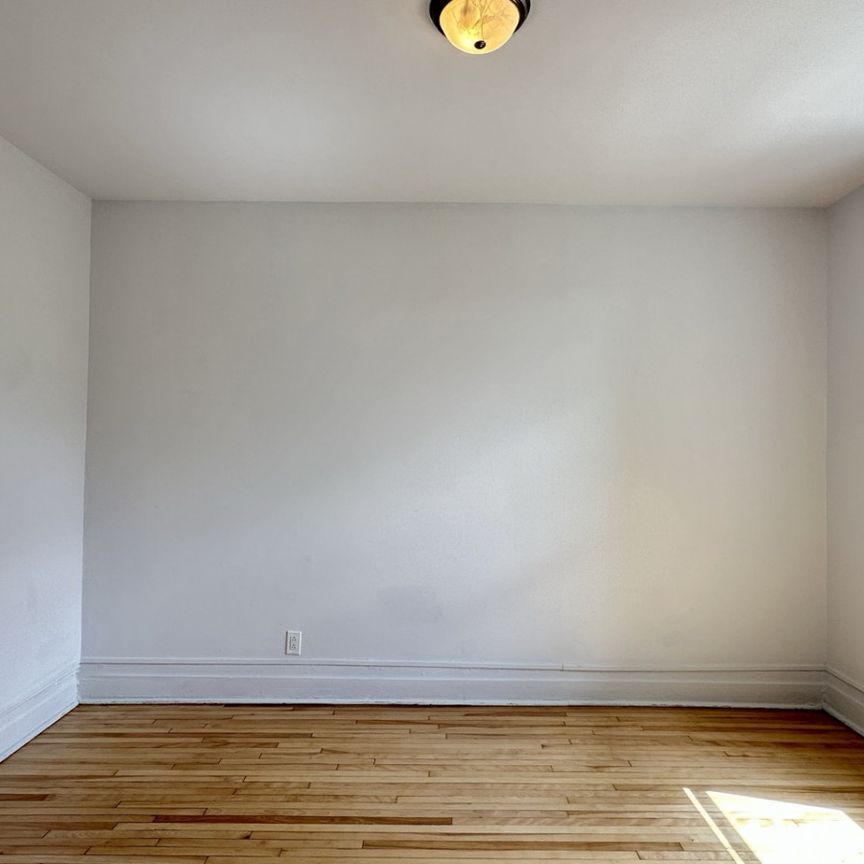 Verdun - Logement de 2 chambres complètement rénové, offert en location non-meublée ! - Photo 1