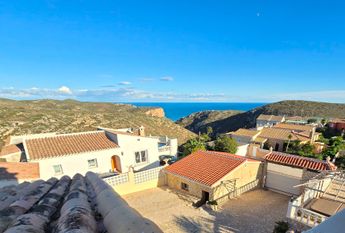 LONG TERM RENTAL Spacious villa for rent with sea views