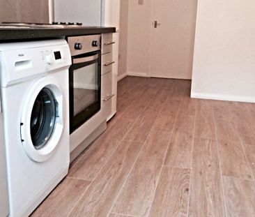 Studio Flat, Cranbrook Road, IG2 - Photo 3