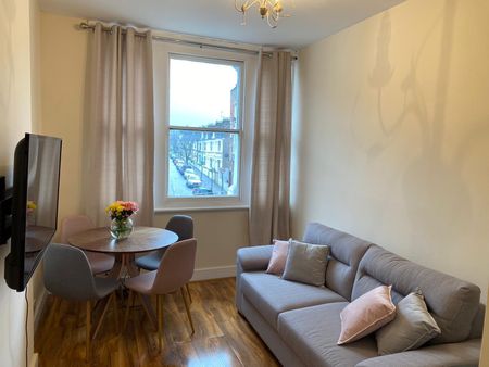 Lavender Hill, . - Photo 3