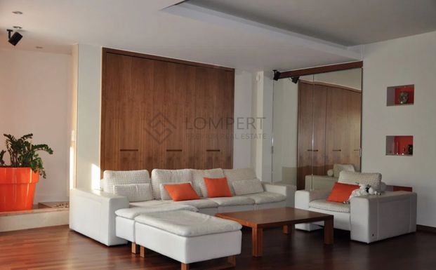 Z basenem, oranżeria i ogrodem i salą kinową - Zdjęcie 1