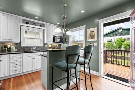 Beautiful Five Bed Family Home in New Westminster with One Bed Legal Suite - Photo 4