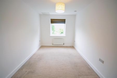 Dalmeny Way, Epsom, Surrey, KT18 7DD - Photo 2