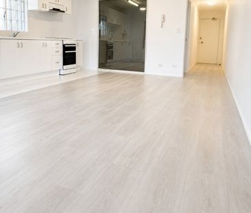 Beautiful Apartment Opposite the Broadwater Parklands– Prime Southp... - Photo 5