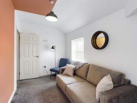 1 bedroom in a house share to rent - Photo 2