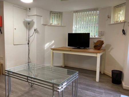 3 bedroom flat to rent - Photo 2