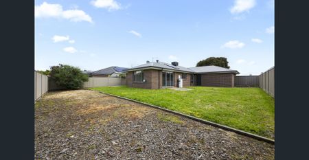 Stylish Family Living Awaits at 75 Dyson Drive, Alfredton - Photo 4