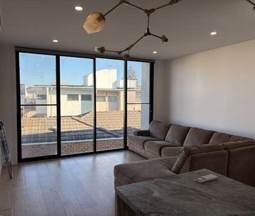 Luxury 3-Bedroom Beachside Unit in Bonbeach - Furniture incuded. - Photo 1