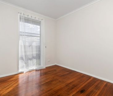 Beautifully renovated 3 bedroom family home - Photo 3