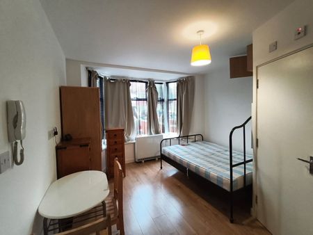 Studio Flat, Cotswold Gardens, NW2 - Photo 2