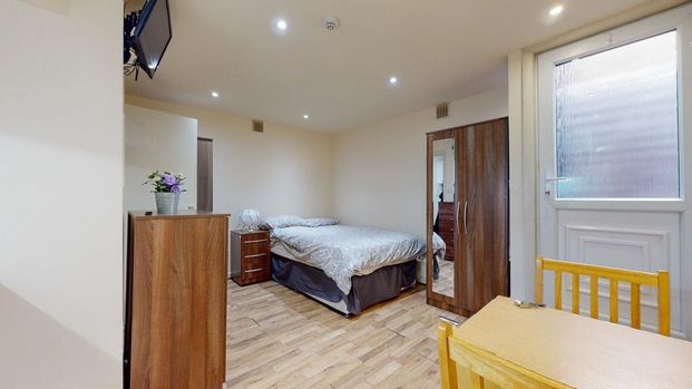 Studio to rent - Photo 1